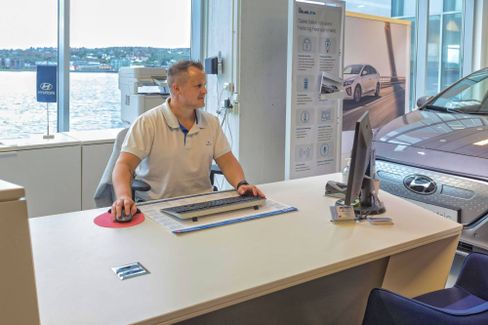 Biltrend selger i hvit t-skjorte jobber