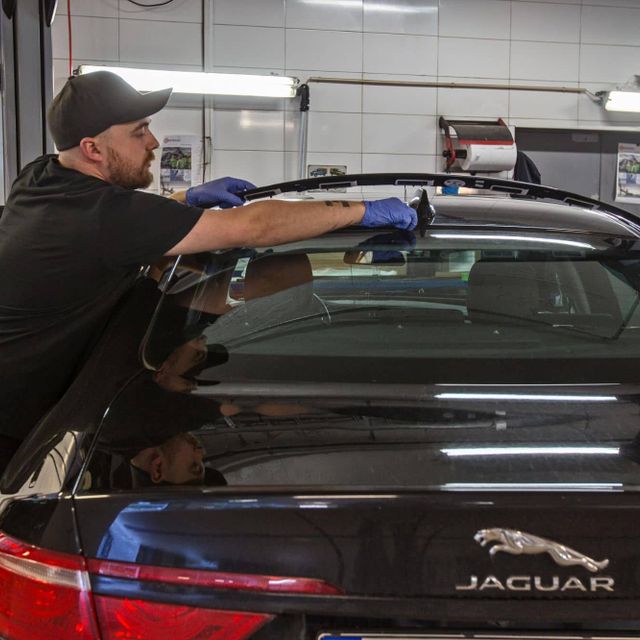 Mekaniker kalibrerer en Jaguar