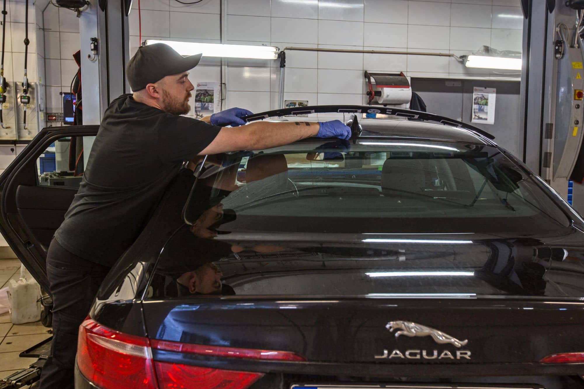 Mekaniker kalibrerer en Jaguar