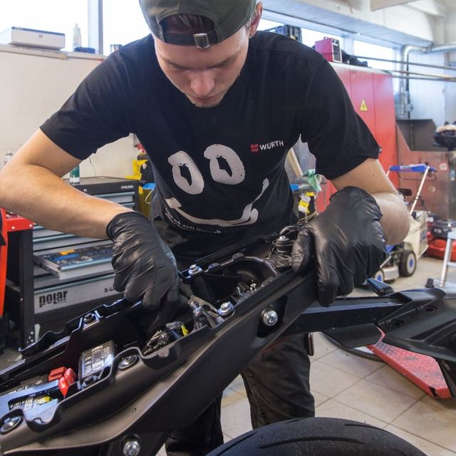 Mekaniker jobber i motor på motorsykkel