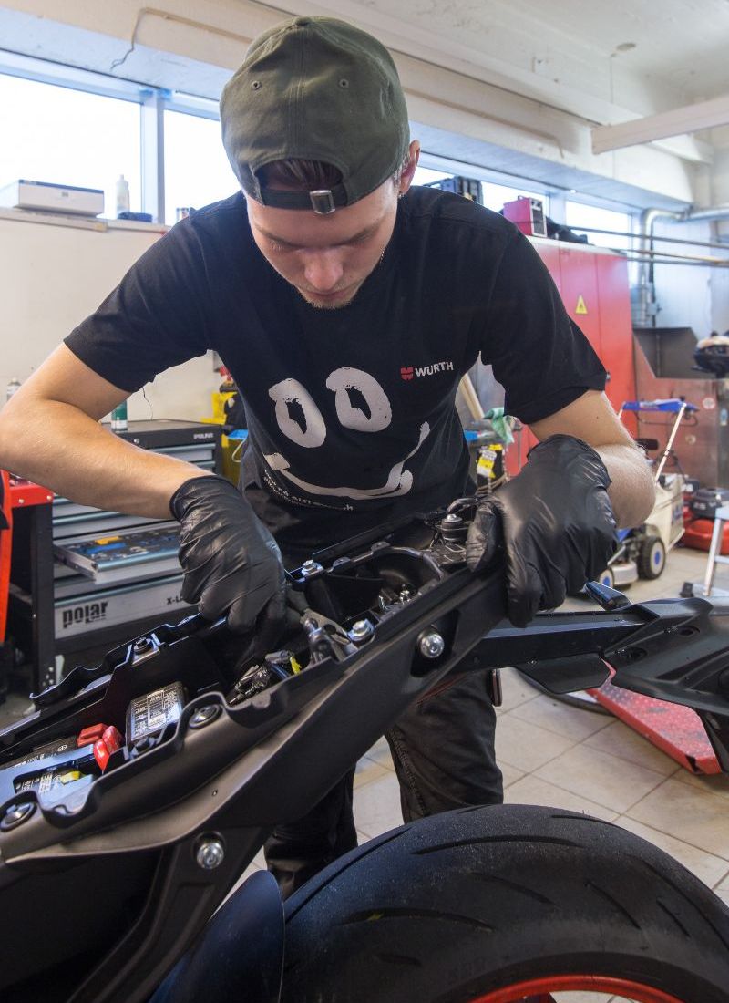 Mekaniker jobber i motor på motorsykkel