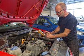 Mekaniker som jobber i motoren