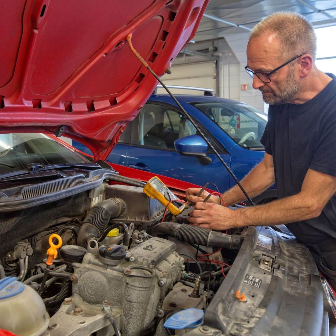 Mekaniker som jobber i motoren