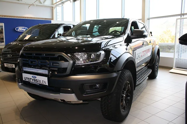 Svart Land Rover