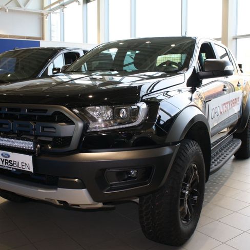 Svart Land Rover