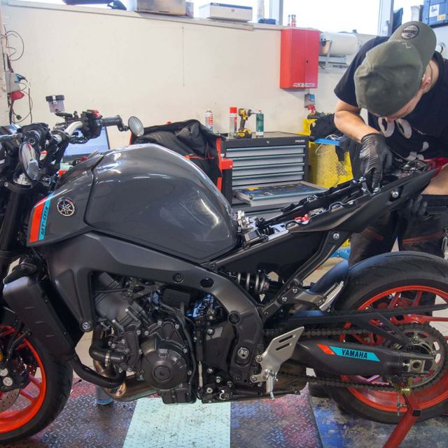 Mekaniker jobber på motorsykkel
