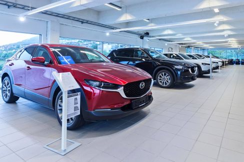 Mazdaer står på en rekke i butikk