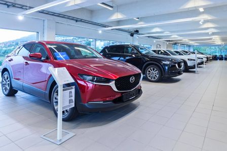 Mazdaer står på en rekke i butikk