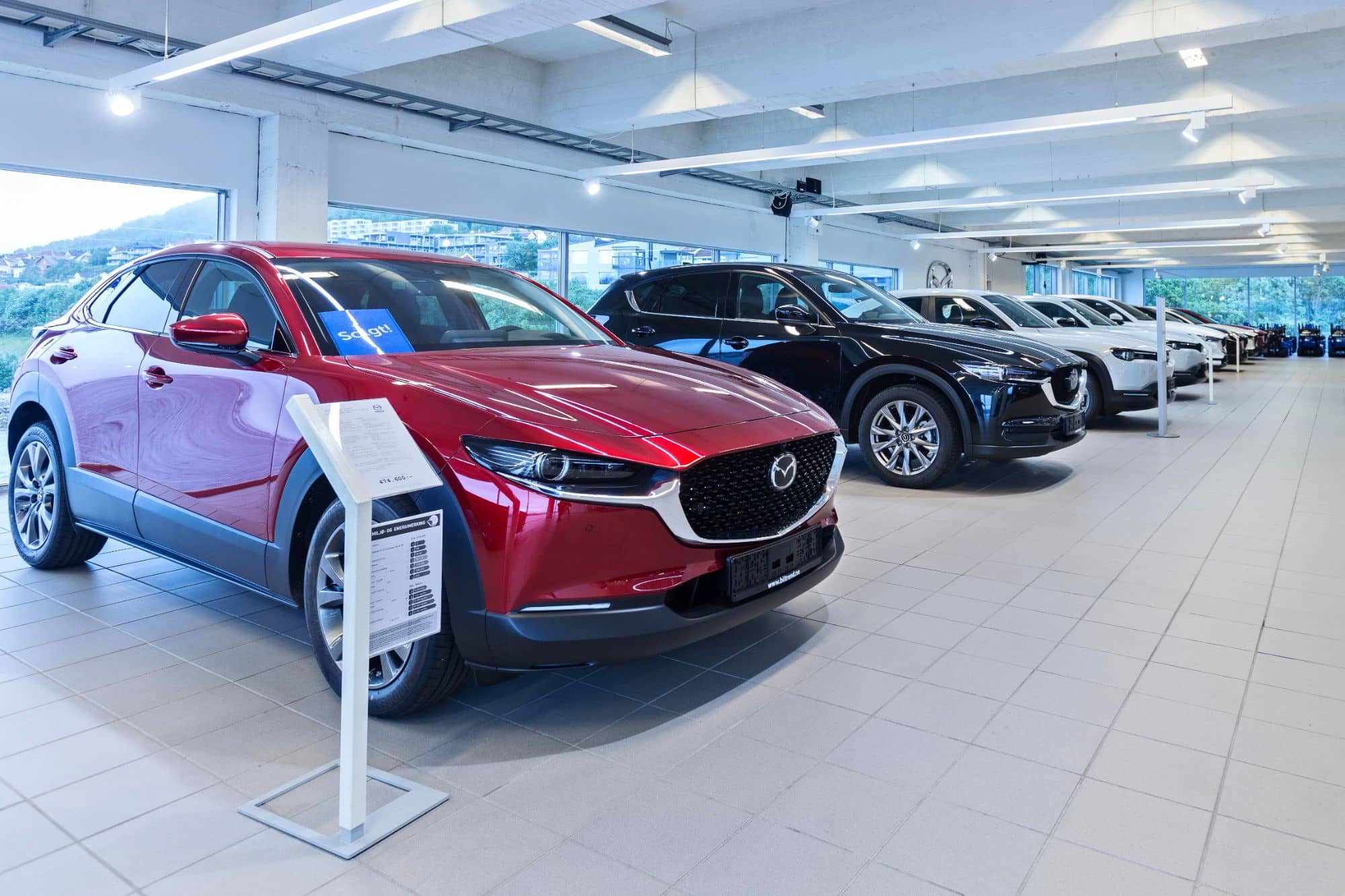 Mazdaer står på en rekke i butikk